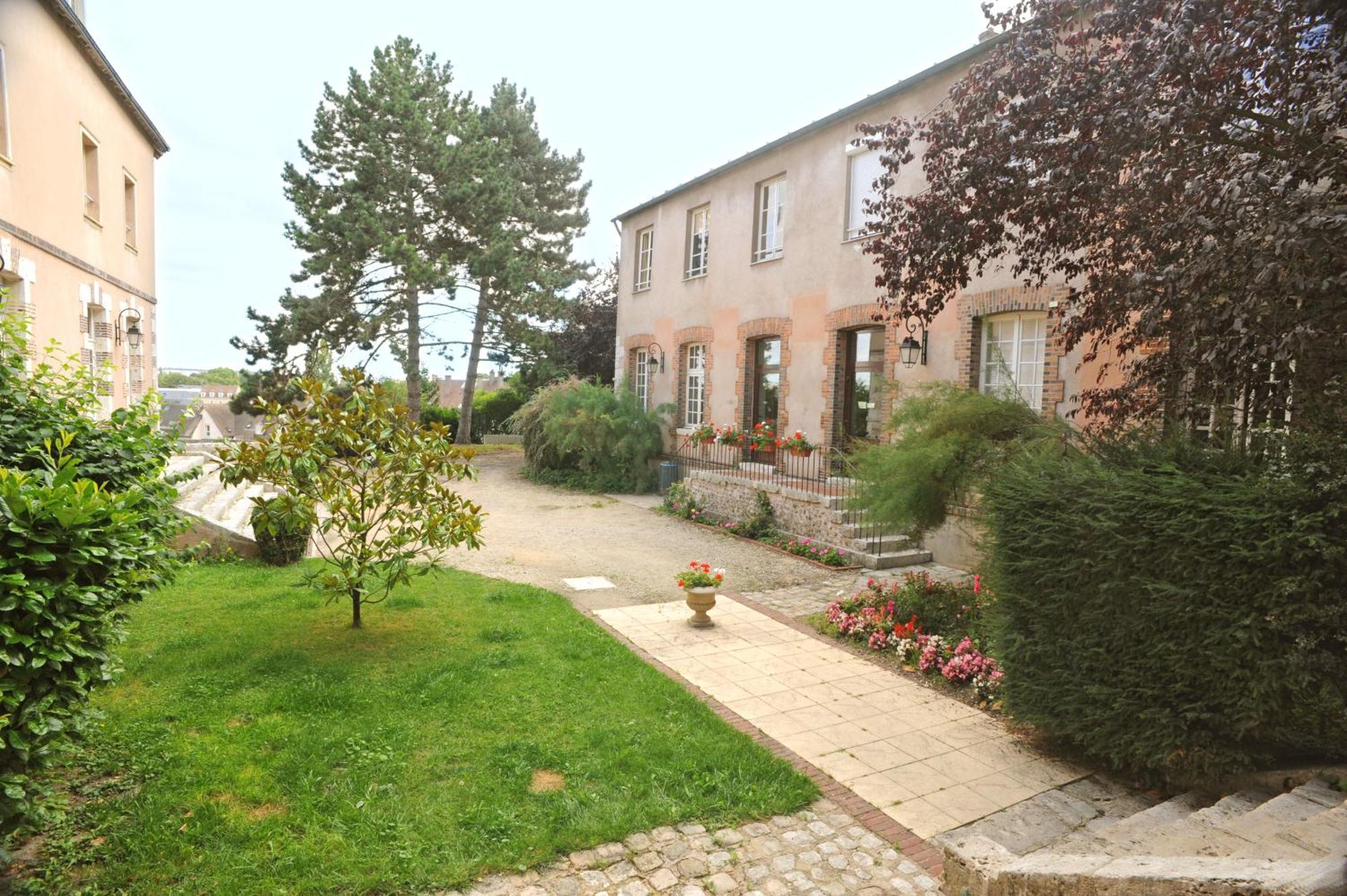 Hotellerie Saint Yves Chartres Exterior foto